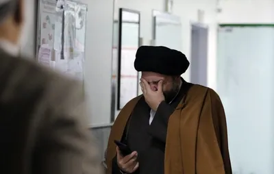 عکس: فرزند آیت الله موسوی اردبیلی پس از شنیدن خبر فوت پدر