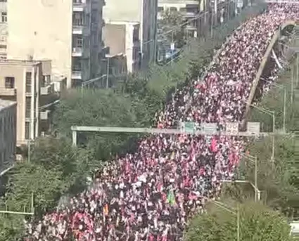 ببینید/ نمایی از جمعیت حاضر در مراسم تشییع رهبر شهید در پل کالج میدان انقلاب