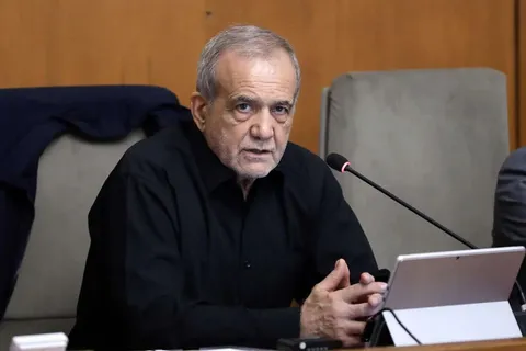 پزشکیان: در مذاکرات بدون وا دادن، وارد شدیم/ در موضوع لبنان به خاطر ایران کوتاه آمدند؛ گشایش‌های خوبی ایجاد و بستر برای تجارت و سرمایه‌گذاری فراهم شده/ امروز کشور‌های منطقه به چشم دیگری به ایران نگاه می‌کنند و ارتباطات ما با آن‌ها سریع‌تر و بهتر شده/ هر پیامی که باعث شکاف و تفرقه شود، آب در آسیاب دشمن ریختن است؛ [چنین] تفاهمی تا الان وجود نداشته