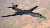 خروج بمب‌افکن‌های B-1 از فیرفورد یعنی ایران، آمریکا را وادار کرده نمادی از قدرت نظامی خود را از یک پایگاه خارج کند/ تهران نه تنها واشنگتن را مجبور کرده حدود ۱۲ بمب‌افکن دوربرد خود را با عجله جابه‌جا کند، بلکه توانسته در بازارهای جهانی انرژی آشفتگی ایجاد کند/ همچنین ترامپ در پی ادعای ترور از سوی دشمنی که او را «در هم‌ کوبیده‌ شده» توصیف می‌کرد، از هواپیمای «ایر فورس وان» با ماشین حمل غذا خارج شد