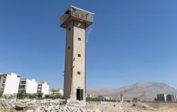 ببینید / برجک زندان رجایی شهر فروریخت