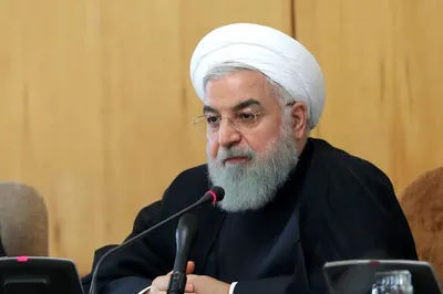 حسن روحانی: در سال ۸۲ آژانس یک بازرسی از محل‌هایی که فعالیت هسته‌ای می‌کردیم انجام داد؛ نمونه‌برداری‌ای کردند که نشان داد غنی‌سازی ۸۰ درصد داریم / بعداً معلوم شد سانتریفیوژی که از دلال گرفته بودیم، دست دوم بود و همه جا را آلوده کرده بود / رهبری من را خواست، ایشان اصرار کرد که مسئولیت پرونده هسته‌ای را بپذیرید، چرا نمی‌پذیرید؟ در نهایت گفتند این بار بر دوش من است، بگیر بر دوش خودت
