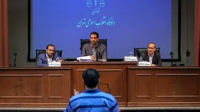 نماینده دادستان: متهم صالحی، ٢٠٠ هزار دلار رشوه در یک کوله پشتی دریافت کرده / متهم صالحی: بازداشت ما قیمت ارز را بالا برد
