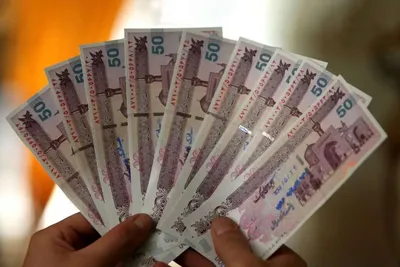 حسینی، نماینده مجلس: حذف ۴ صفر از پول ملی در کمیسیون اقتصادی تصویب شد/ پیشنهاد شده بود عنوان پول از «ریال» به «تومان» و واحد خُرد پولی به «قِران» تغییر کند، اما کمیسیون به اینکه نام پول ملی «ریال» باقی بماند، رای داد/ هر ریال جدید، معادل ۱۰ هزار ریال فعلی است