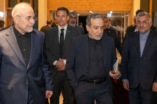 پولیتیکو به نقل از منبع آگاه آمریکایی‌: خبری از تمدید قریب‌الوقوع آتش‌بس میان تهران و واشنگتن نیست/ پاسخ غریب‌آبادی به ترامپ: تنگه فقط با فرمان ایران بسته و باز می‌شود و تا شکست را نپذیرید، محاصره ادامه دارد/ امارات: حمله به یکی از کشتی‌های ما در تنگه/ نیویورک‌تایمز: مشکل ناو آبراهام لینکلن پس از آن آغاز شد که ایران با حمله به پایگاه آمریکایی در بحرین، یک مرکز لجستیکی مهم را از کار انداخت