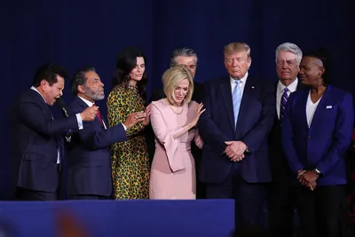 اونجلیست‌ها در آرزوی جنگ گسترده‌تر آمریکا با ایران؛ آن‌ها معتقدند این درگیری نشانه نزدیکی به آخرالزمان و بازگشت حضرت عیسی است / این جماعت، ترامپ را «برگزیده خداوند» می‌دانند