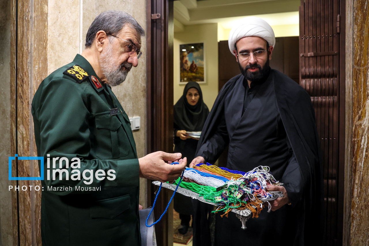 تصاویر: حضور دبیر شورای عالی امنیت ملی در منزل شهید لاریجانی