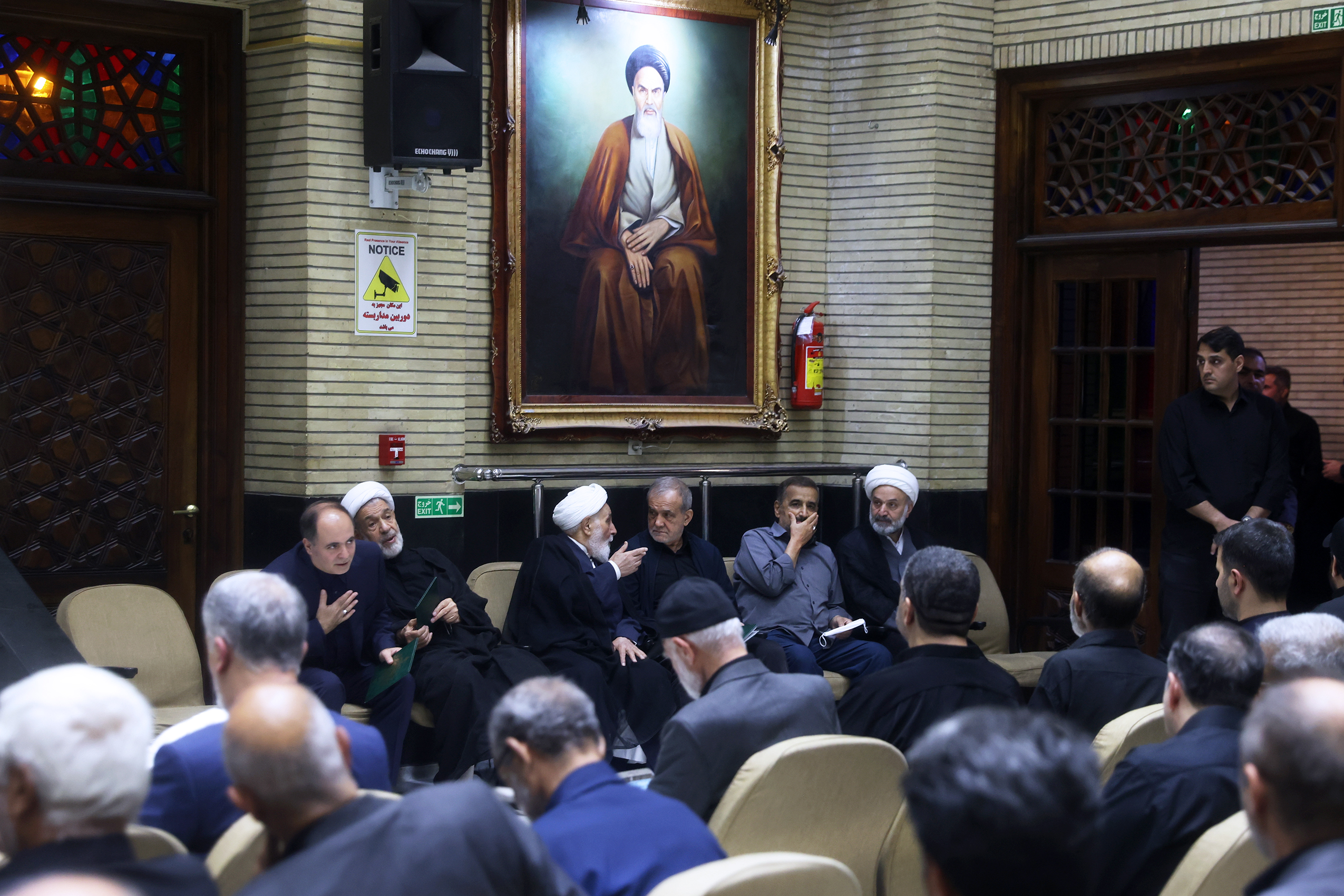 تصاویر: حضور پزشکیان در مراسم ختم پدر محمدباقر ذوالقدر، دبیر شورای عالی امنیت ملی