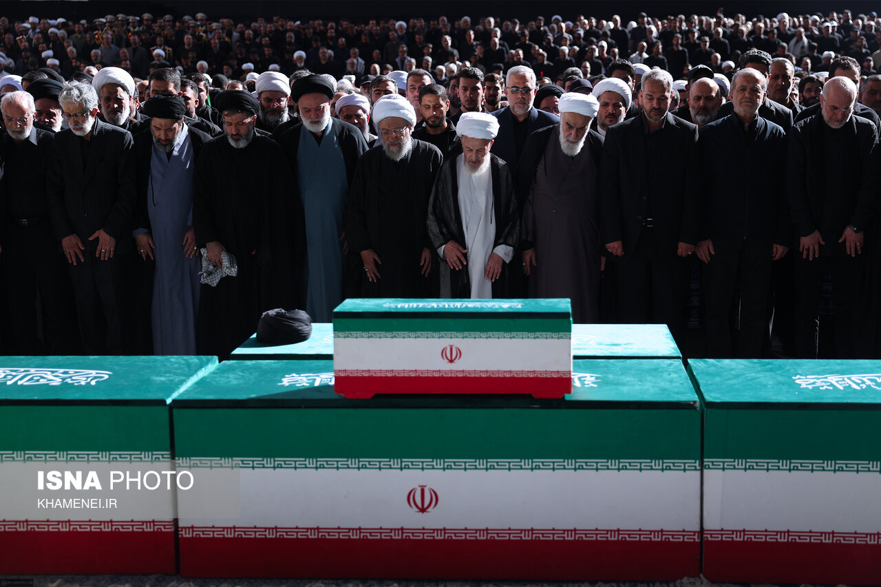 تصاویر: اقامه نماز بر پیکر رهبر شهید انقلاب