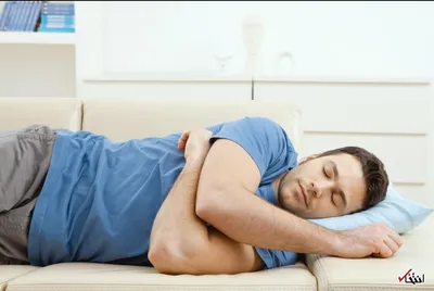 چرا به پهلو خوابیدن برای پوست شما خطرناک است؟