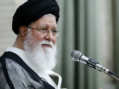 علم‌الهدی: دولت در همه عرصه‌ها موفق به عقب راندن دشمن شده؛ در اداره کشور نیز موفقیت‌هایی در عرصه دیپلماسی، انرژی هسته‌ای و فناوری دانش بنیان کسب کرده / در کنار تمام این موفقیت‌ها مردم از دولت مطالبه فرهنگی دارند؛ در این کشور کشف حجاب معنایی ندارد؛ دولت باید مقتدرانه این مشکل را حل کند