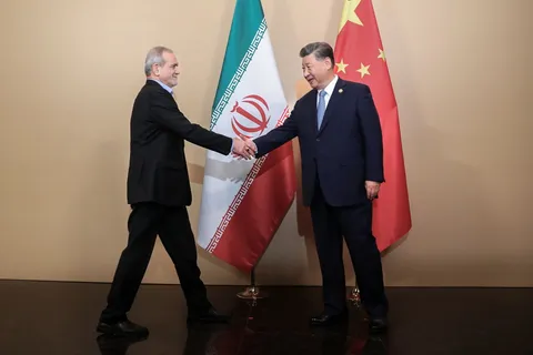 سیاست فشار حداکثری امریکا علیه ایران، به رقابت این کشور با چین گره خورده/ یکی از نشانه‌های تغییر موازنه قدرت این است که واشنگتن پس از ناکامی در جنگ علیه تهران، برای آتش‌بس ناچار شد به پاکستان، متحد نزدیک چین، تکیه کند/ با توجه به گسترش روابط پکن و تهران، فشار ایالات متحده به ایران، تلاشی برای محدود کردن دسترسی چین به منابع انرژی است