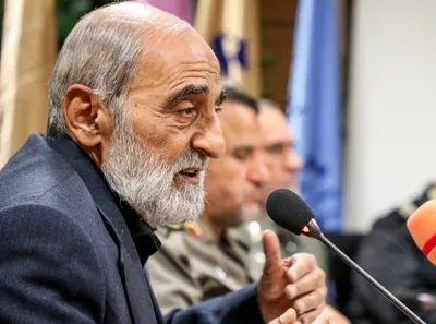 واکنش شریعتمداری به انتقاد روحانی از اخراج اساتید دانشگاه: در کجای دنیا به وطن فروشان اجازه تدریس را می‌دهند؟ / کدام یک از این چند نفر اخراج شده، «استاد برجسته» بوده اند؟ / دلیل بیانیه وزارت کشور در این باره این است که آن‌ها مرتکب جرم امنیتی شده‌اند