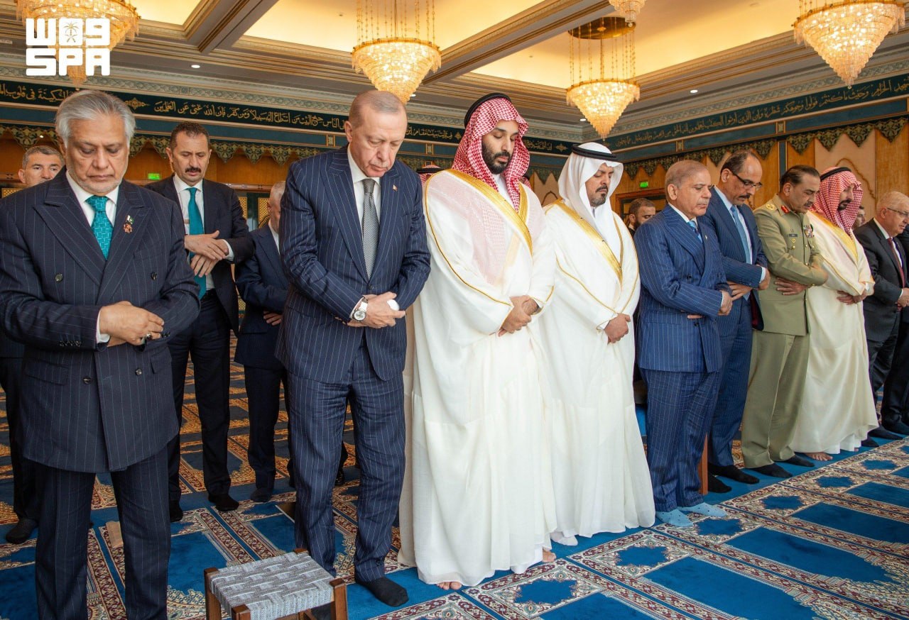 تصاویر: اقامه نماز اردوغان، بن‌سلمان و شهباز شریف پس از امضای توافق دفاعی در مسجدالحرام