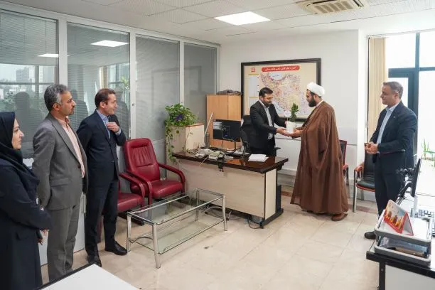 دعوت به آرامش روح و جان در سایه نماز جماعت / دیدار صمیمانه امام جماعت بانک مسکن با همکاران ستاد مرکزی دعوت به آرامش روح و جان در سایه نماز جماعت / دیدار صمیمانه امام جماعت بانک مسکن با همکاران ستاد مرکزی
