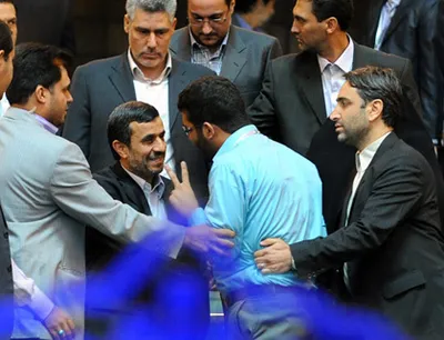 تصویر: جوانی به رئیس‌جمهور (v) نشان داد