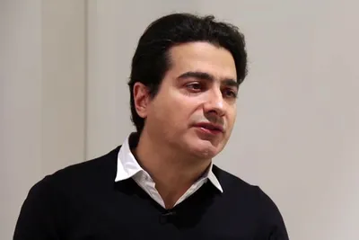واکنش همایون شجریان به ادعای احمدی نژاد: ملاقات پدر با مشایی پس از انتخابات ۸۸ به هیچ وجه صحت ندارد / سال ۸۷ هنگام عیادت هنرمندان از پدر، مشایی به صورت سرزده وارد شد؛ این ماجرای برنامه‌ریزی شده پدر را عصبانی کرد، اما به رسم ادب، سکوت می‌کنند / گویا پیشنهاد‌هایی مطرح می‌شود که پدر با بی‌اعتنایی، مخالفت می‌کنند