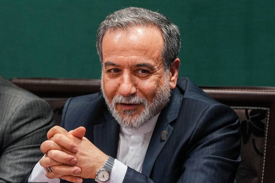 عراقچی: روز جمعه احتمالاً در کشور سوئیس تفاهمنامه بین روسای هیئت‌های مذاکره کننده ایران و آمریکا امضا شود / شب گذشته تفاهم‌نامه ای را با آمریکا به سرانجام رساندیم که بخشی از قسمت‌های آن از امروز و بخشی دیگر از روز جمعه و بعد از امضای نهایی و اصلی اجرایی می‌شود / این توافق می‌تواند راهگشایی‌های اقتصادی برای ما داشته باشد