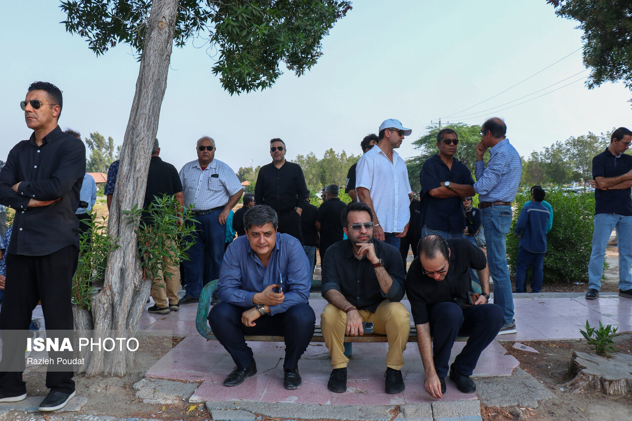 تصاویر: مراسم تشییع «طارق نیک‌پور»، نوازنده گروه تئاتر «تی‌توک» - بندرعباس