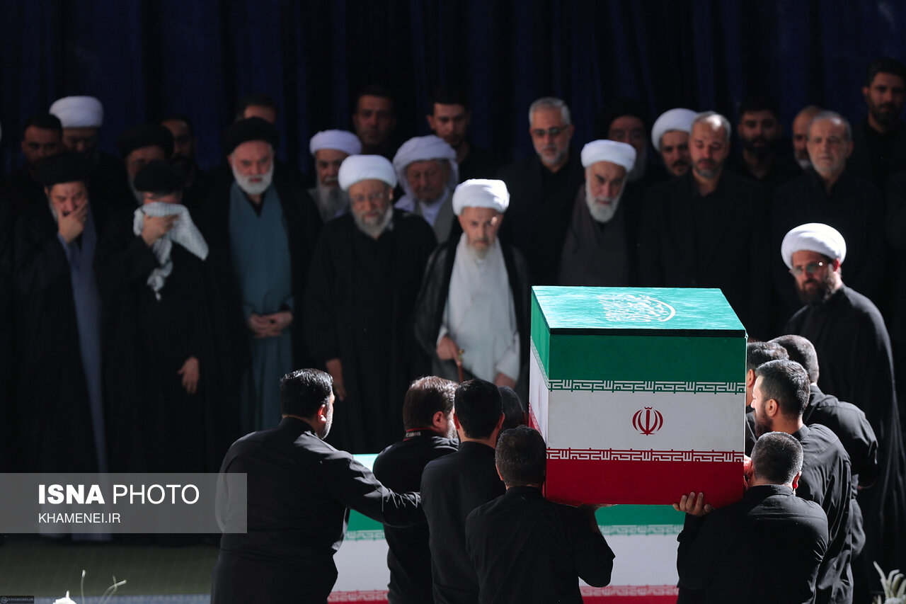 تصاویر: اقامه نماز بر پیکر رهبر شهید انقلاب