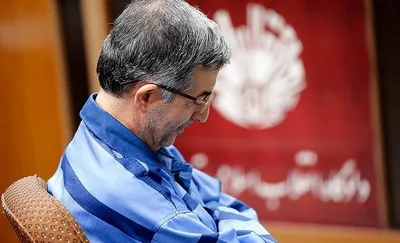 قاضی به مشایی: شما دنبال ریاست جمهوری از طریق جریان نفاق و کانادا و انگلیس بودید / مشایی: می‌خواهم با کت و شلوار از خودم دفاع کنم / قاضی: آقا! اینجا سفارت انگلیس نیست، دادگاه است / شما و بقایی خود را تافته جدا بافته می‌دانید / قاضی: اصراری به محکومیت شما نداریم، چرا خودت اصرار داری؟ / دادگاه ختم رسیدگی را اعلام کرد
