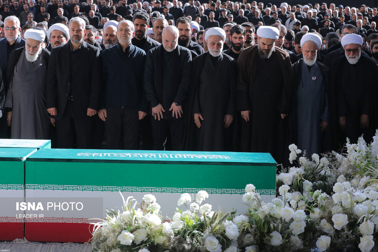 تصاویر: اقامه نماز بر پیکر رهبر شهید انقلاب