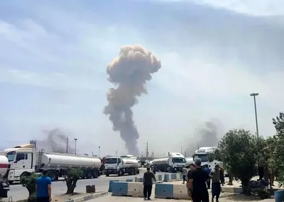 رئیس هلال احمر: نخستین اقدام ما در حادثه بندر شهید رجایی، دور کردن کانتینر‌ها از محل آتش‌سوزی بود تا حوادثی مشابه کالیفرنیا اتفاق نیفتد/ امدادگران بیش از هزار نفر را از مرگ حتمی نجات دادند/ این حادثه عمدی نبود، اما متأسفانه ضعف‌هایی در سیستم ایمنی وجود داشت/ اطفای کامل حریق، حدود دو روز و نیم به طول انجامید/ از میان ۴ هزار و ۴۰۰ کانتینر موجود، ۳۰ درصد آن‌ها سالم باقی ماندند