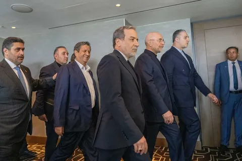 قطر و پاکستان نسبت به اینکه مذاکرات میان ایران و آمریکا «به زودی» از سر گرفته شود، به صورت محتاطانه خوش‌بین و امیدوار هستند/ میانجی‌ها انتظار دارند تا پایان هفته جاری، نشانه‌های مثبتی درباره شروع دوباره مذاکرات ظاهر شود/ واشنگتن و تهران از طریق میانجی‌ها در حال تبادل پیام هستند تا برای پایان دادن به درگیری‌ها به مدت دو هفته و آغاز مجدد گفت‌وگوها، به تفاهم برسند