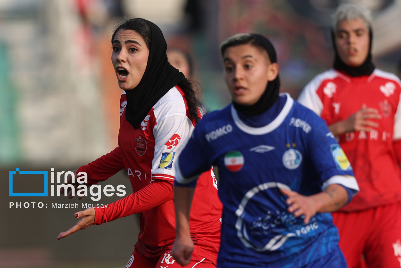 تصاویر: اولین دربی فوتبال زنان