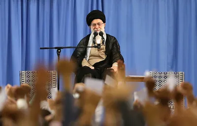 جنگ نخواهد شد و مذاکره هم نخواهیم کرد / جمهوری اسلامی هر وقت به آن اقتداری برسد که هوچی‌گری آمریکا رویش تأثیری نگذارد، می‌تواند مذاکره کند / امام راحل مذاکره با آمریکا را تا وقتی این رژیم آدم نشود ممنوع کرده بود؛ ما هم بر همین نکته تأکید می کنیم / برجام نتیجه روشن مذاکره با آمریکاست؛ البته برخی خطوط قرمز تعیین شده در آن هم رعایت نشد / درمورد مشکل ارز و سکه، تقصیر عمده متوجه کسی است که آن را با بی‌تدبیری عرضه کرد