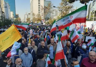 قطعنامه راهیپمایی ۱۳ آبان: بر پرهیز جدی از واگرایی‌های تفرقه‌افکنانه، تأکید می‌ورزیم/ هرگونه سازش یا تسلیم در برابر هژمونی قدرت‌های استکباری را محکوم می‌کنیم/ نهاد‌های مرتبط از نفوذ و تهاجم فرهنگی هدفمند جلوگیری کنند/ صیانت از منافع ملی را منوط به پیگیری راهبرد خنثی‌سازی مؤثر تحریم‌ها می‌دانیم