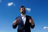 ونس به ترامپ اشارات محدودی می‌کند که اجازه می‌دهد بین وفاداری و تمایز، تعادل برقرار کند/ ونس تلاش می‌کند رابطه خود را با پایگاه ماگا حفظ کند و در عین حال هویت مستقلی بسازد که وی را برای نقش رهبری آینده در حزب جمهوری‌خواه، واجد شرایط کند