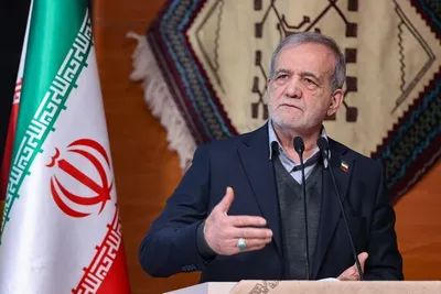 پزشکیان: بعضی‌ها پشت تریبون حرف‌های بی‌ربط می‌زنند و عده‌ای هم کف می‌زنند، اما کشور با کف زدن و شعار درست نمی‌شود/ انتظار معجزه یک شبه در سیاست خارجی یا اقتصاد، با واقعیت سازگار نیست