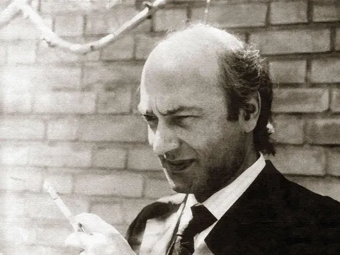 نوشته دکتر شریعتی به مناسبت رحلت پیامبر (ص): آن همه عظمت و این همه سادگی؛  هیچ شخصیتی مانند ایشان در تاریخ وجود ندارد که صلابت و محبوبیت در اوج را با هم جمع کرده باشد