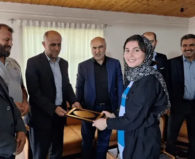 صداوسیما درباره حواشی تقدیر فرماندار کلاردشت از یک دختر ورزشکار: آوا مرید پور ۱۰ سال داشته / مشغول مرتب کردن پوشش روسری خود بود که تصویری از او به ثبت رسید