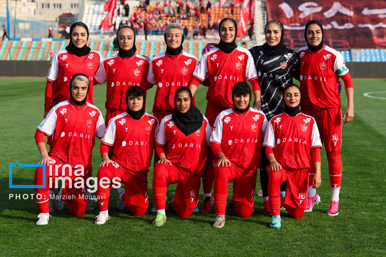 تصاویر: اولین دربی فوتبال زنان