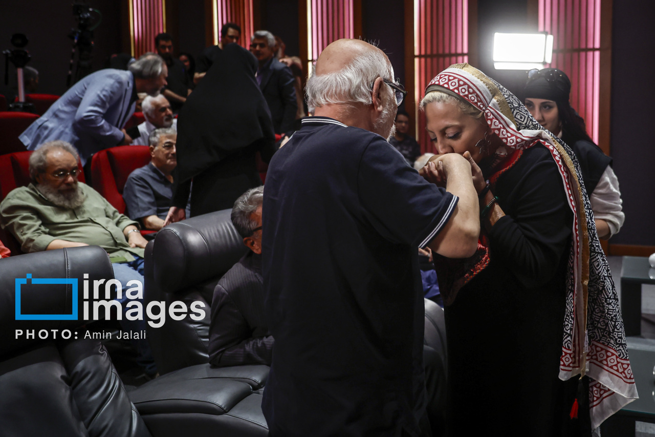 تصاویر: مراسم اهدای نشان درجه یک هنری به علیرضا داوودنژاد