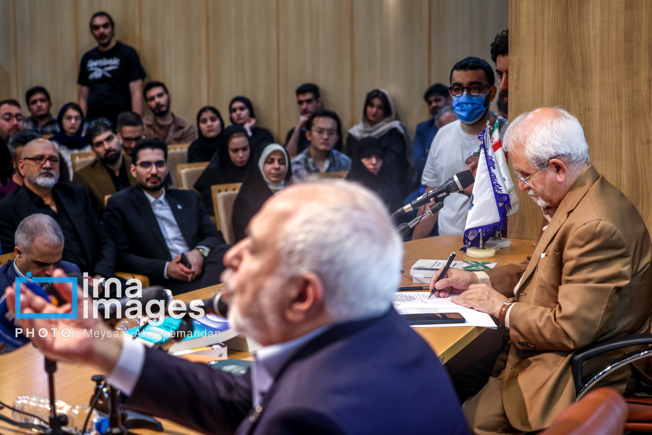 تصاویر: رونمایی و بررسی سه کتاب از «محمدجواد ظریف»