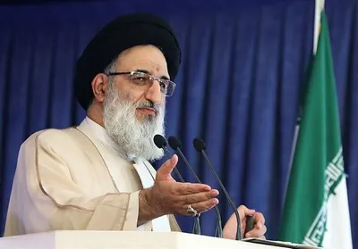امام جمعه کرج: دنیای غرب به فضای شهوانی و حیوانی روی آورده؛ باید در مقابلش ایستاد