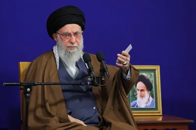 رهبر معظم انقلاب: من از اینکه به رئیس‌جمهور و دیگران در چنین شرایط مهم بین‌المللی و داخلی اهانت شود، به شدت پرهیز می‌دهم؛ افرادی که ممکن است در مجلس یا بیرون از آن باشند را از این کار نهی و منع می‌کنم / بگذارید رئیس‌جمهور و دیگر رؤسای قوا کار، تلاش و خدمت بزرگی را که بر عهده دارند، انجام دهند