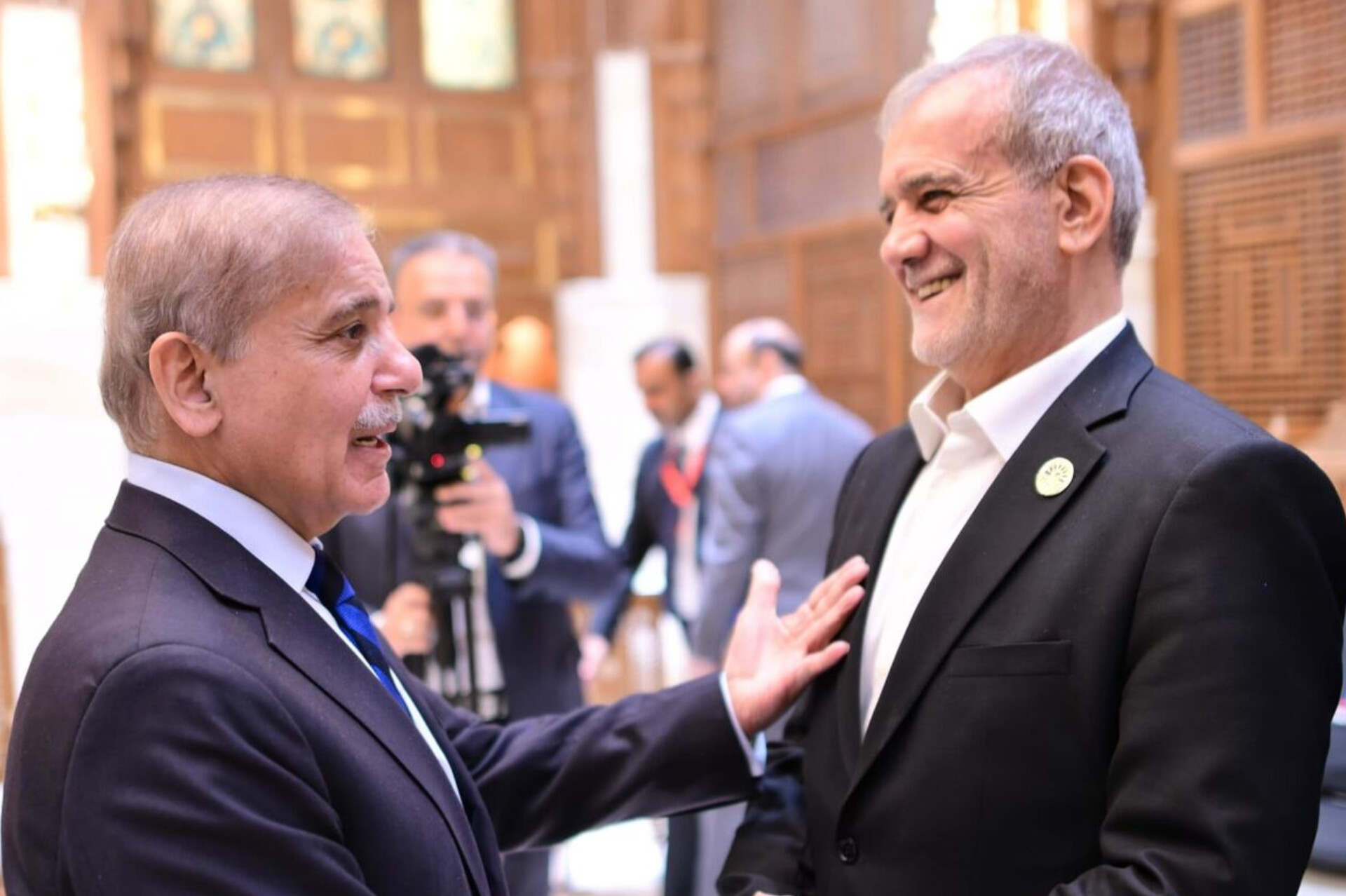 گفت‌وگوی تلفنی رئیس‌جمهور ایران و نخست‌وزیر پاکستان/ پزشکیان: از شما و ژنرال عاصم منیر به خاطر ایفای نقش بسیار حیاتی در هدایت فرایند میان‌جیگری همراه با مهارت و صداقتی کم‌ نظیر، قدردانی می‌کنم/ شهباز شریف: این توافق سرنوشت‌ساز، گام‌های بلندی در جهت بازسازی ملت ایران بر خواهد داشت