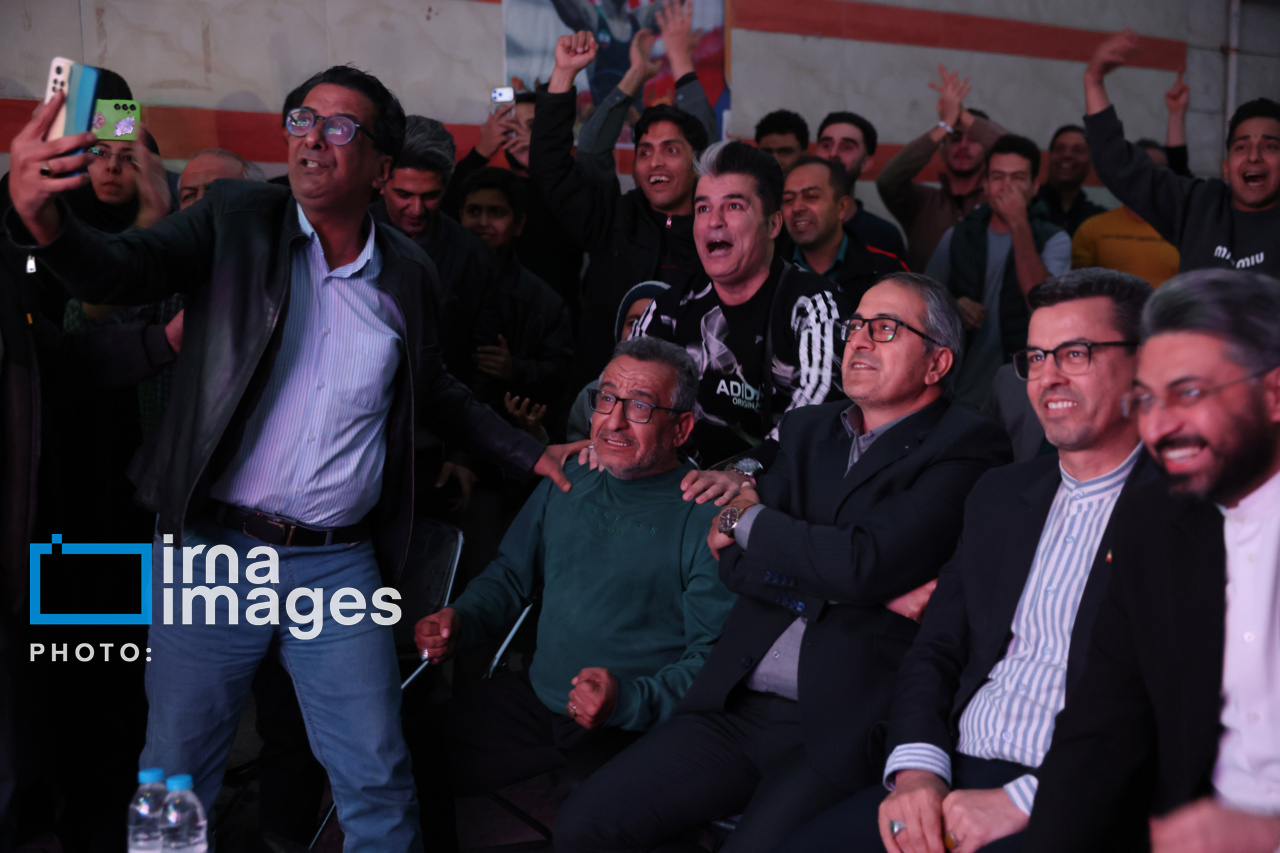 تصاویر: تماشای فینال کشتی آزاد قهرمانی جهان مقابل منزل «احمد محمدنژاد جوان»