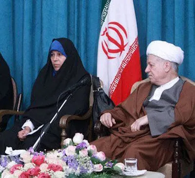 خاطرات آیت الله هاشمی رفسنجانی، ۳۰ مهر ۱۳۷۷: فائزه گفت یک زن در هلند دست بلند کرده، ولى نتوانسته او را بزند