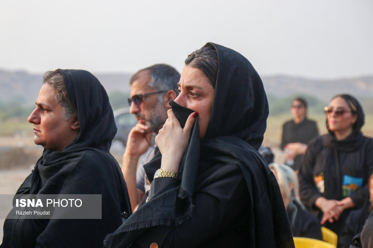 تصاویر: مراسم تشییع «طارق نیک‌پور»، نوازنده گروه تئاتر «تی‌توک» - بندرعباس