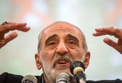 حمله‌ی حسین شریعتمداری به امیرعبداللهیان: با کدام انگیزه این سخنان را به زبان آوردید؟ / «تسلیم» را به فرماندهان سپاه نسبت داده و «ایثار» نامیدید / این اظهارات به این تلقی دامن می‌زند که شما از اشراف کافی در حوزه مسئولیت تان برخوردار نیستید / فرماندهی سپاه سخنان امیرعبداللهیان را اصلاح کند