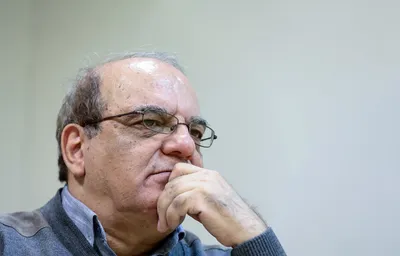 عباس عبدی: در حال عقبگرد به تامین نیازهای اولیه هستیم؛ مسئولانی که تمام‌قد درگیر حجابند، خواب راحت می‌‌کنند؟