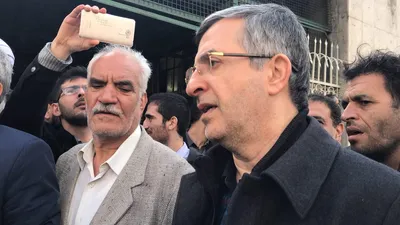 خبرگزاری قوه قضاییه: مشایی جلسه دادگاه را با رفتار‌های نامتعارف آغاز کرد / او هنگام تلاوت قرآن نیز، با صدای بلند مشغول صحبت بود / قاضی: متهم از پذیرش کیفرخواست استنکاف کرده