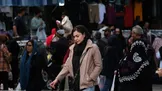 مرکز آمار: نتایج طرح گذران وقت نشان می‌دهد که در میان جمعیت ۱۵ ساله و بیشتر، بیشترین بخش شبانه‌روز به «رسیدگی و خود مراقبتی» اختصاص می‌یابد/ متوسط زمان اختصاص‌ یافته به «اشتغال و فعالیت‌های مرتبط برای مزد» در این افراد، ۲ ساعت و ۴۸ دقیقه در شبانه‌روز است/ سهم «یادگیری» تنها ۲۶ دقیقه و «خدمات مراقبتی بدون مزد برای اعضای خانوار و خانواده» ۲۱ دقیقه است