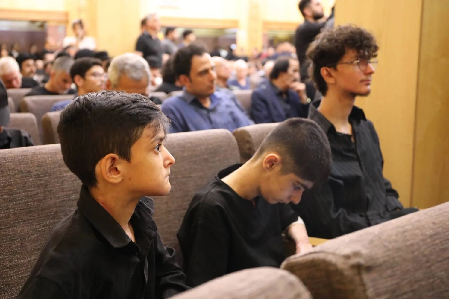 حضور بیماران پروانهای در مراسم یادبود اکبر عبدی حضور بیماران پروانهای در مراسم یادبود اکبر عبدی
