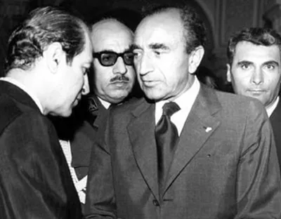 یادداشت‌های علم، چهارشنبه ۲۹ مرداد ۱۳۴۸: شاه پرسید از سفیر انگلیس و جوابی که قرار بود درمورد بحرین بدهد، خبری نداری؟